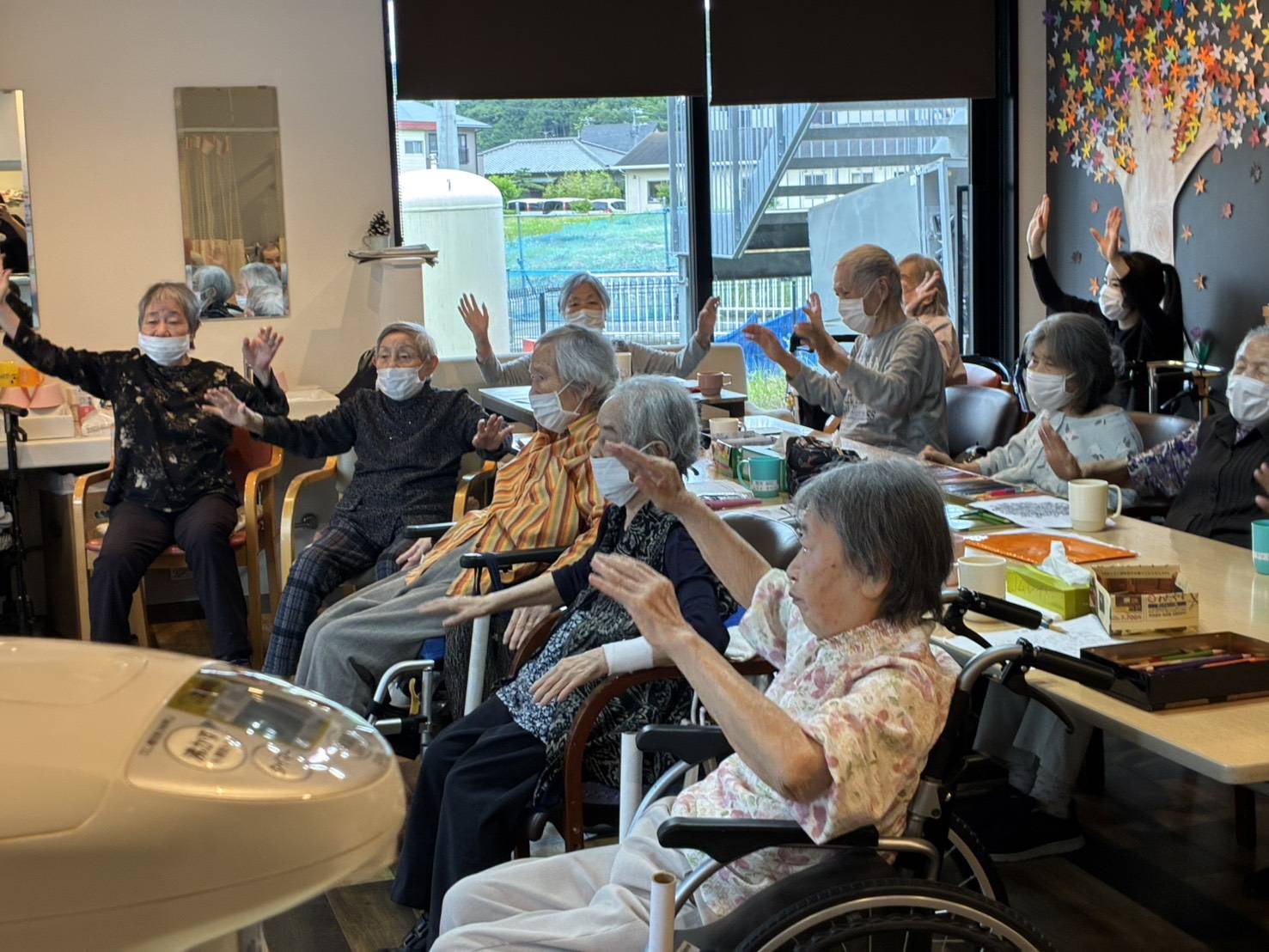 Comrade清水町のデイサービスで体操を行うご利用者様の様子